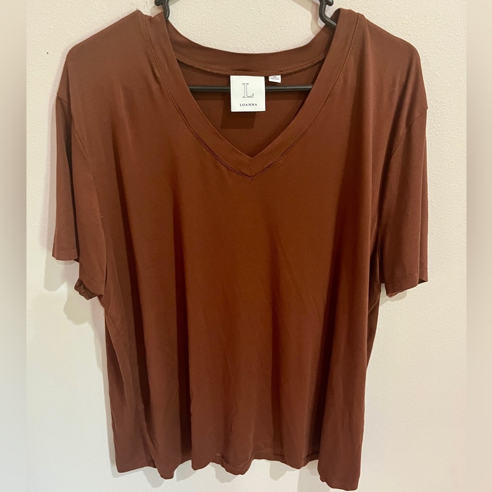 Anna Short Sleeve V-Neck Tee in Rust Brown